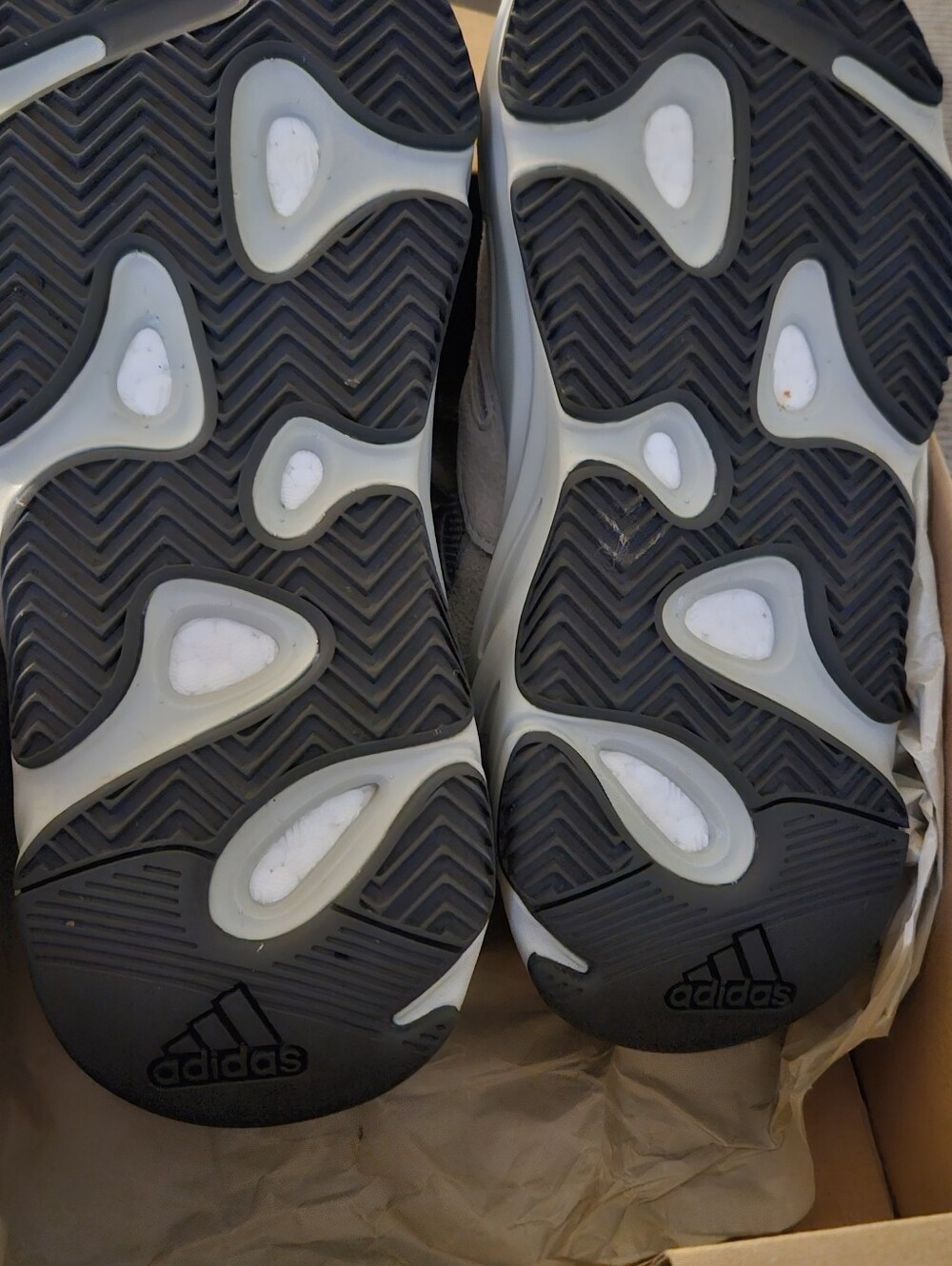Yeezy Boost 700 - Picture 6 of 7